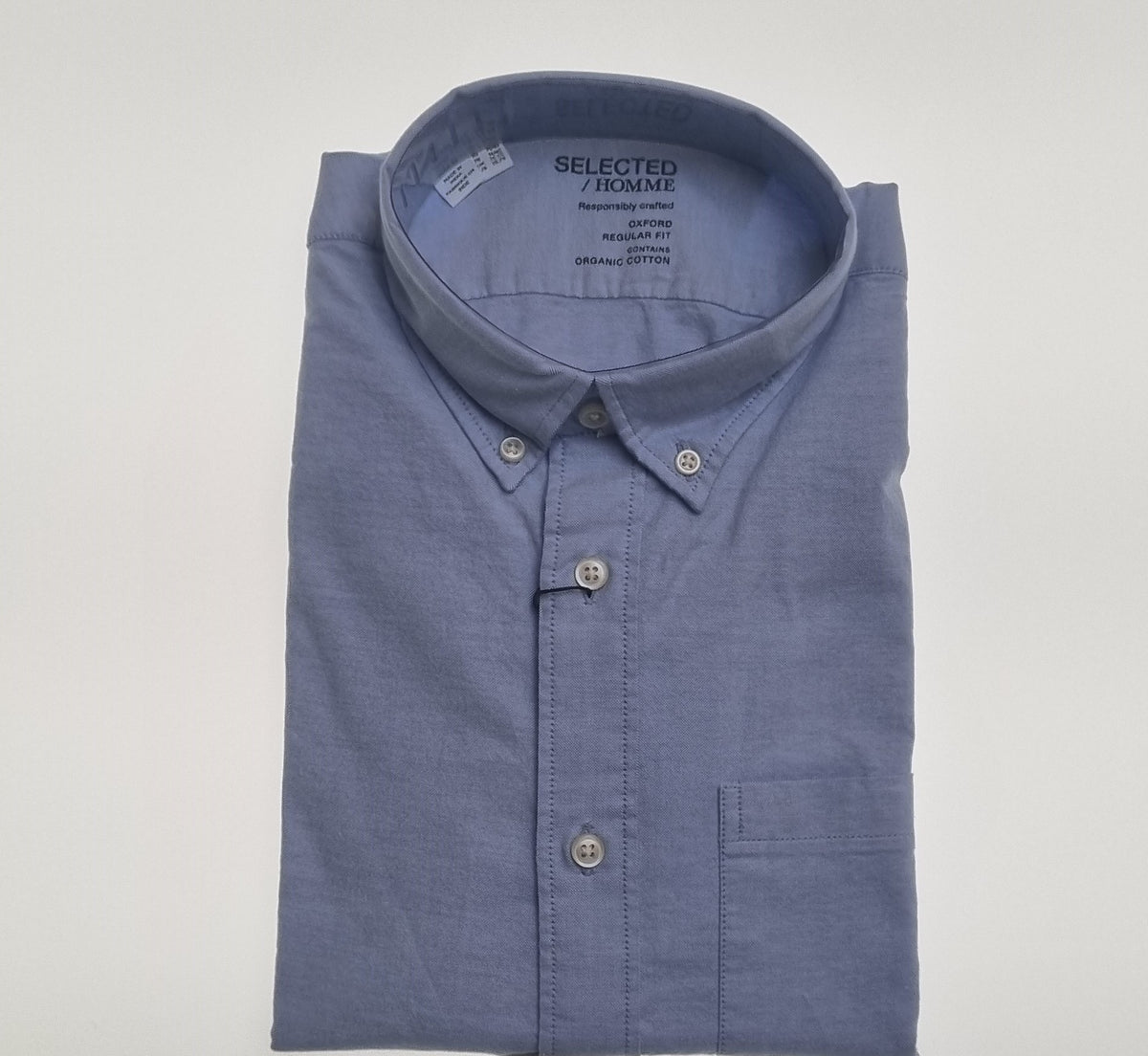 Selected Regrick Ox Flex Shirt brings modern style and all-day comfort to your casual wardrobe. Crafted with flexibility and durability in mind, this shirt is perfect for men who value both style and practicality. Its sleek, minimalist design makes it a versatile piece that transitions seamlessly between work and leisure.