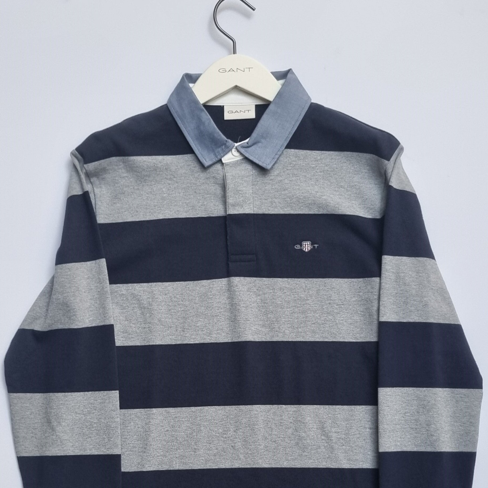 Gant Reg Chambray Stripe Heavy Rugger offers a stylish and rugged take on a classic piece, perfect for adding a touch of timeless charm to your wardrobe.