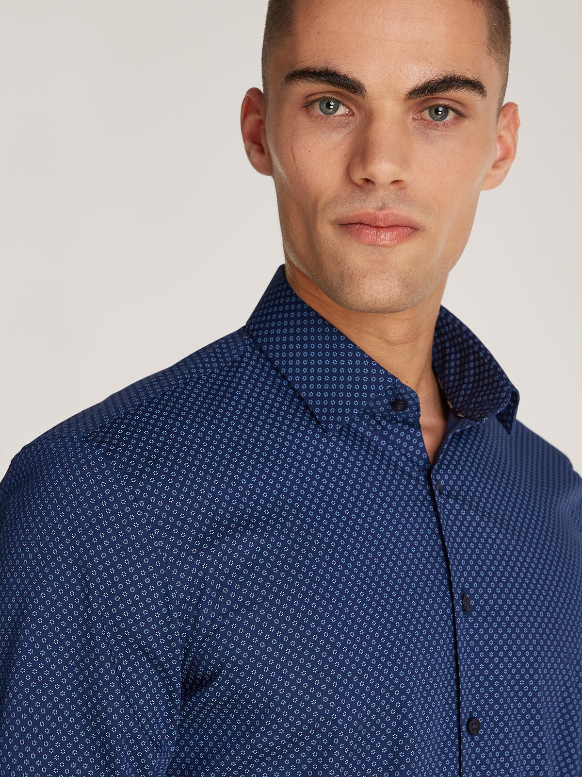 The Calvin Klein Poplin Business Print Shirt brings a modern twist to classic business attire. Made from high-quality poplin fabric