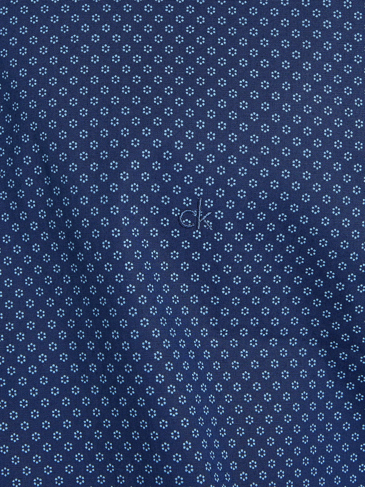 The Calvin Klein Poplin Business Print Shirt brings a modern twist to classic business attire. Made from high-quality poplin fabric