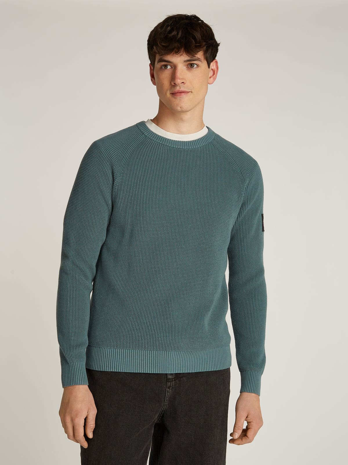 Calvin Klein Badge Easy Sweater. Featuring the iconic badge design, this soft long sleeve sweat crew offers casual comfort for any occasion.