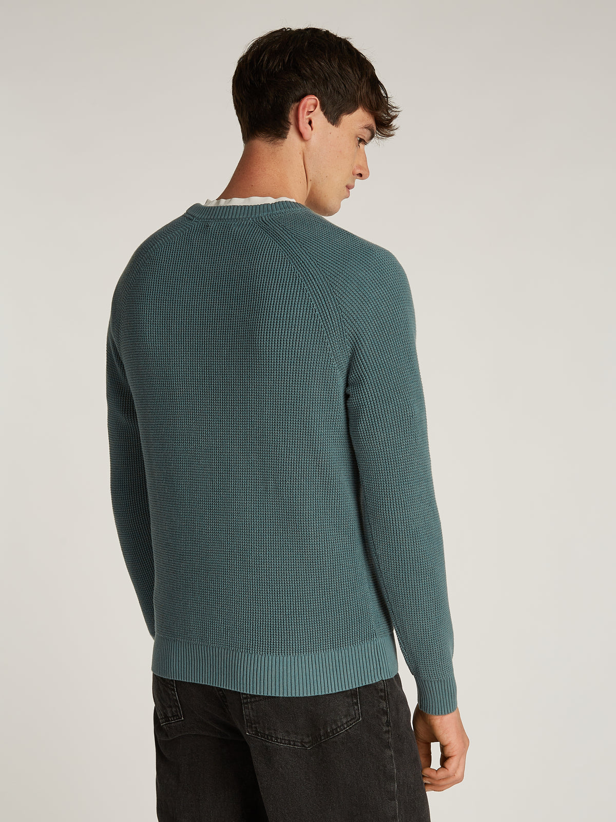 Calvin Klein Badge Easy Sweater. Featuring the iconic badge design, this soft long sleeve sweat crew offers casual comfort for any occasion.