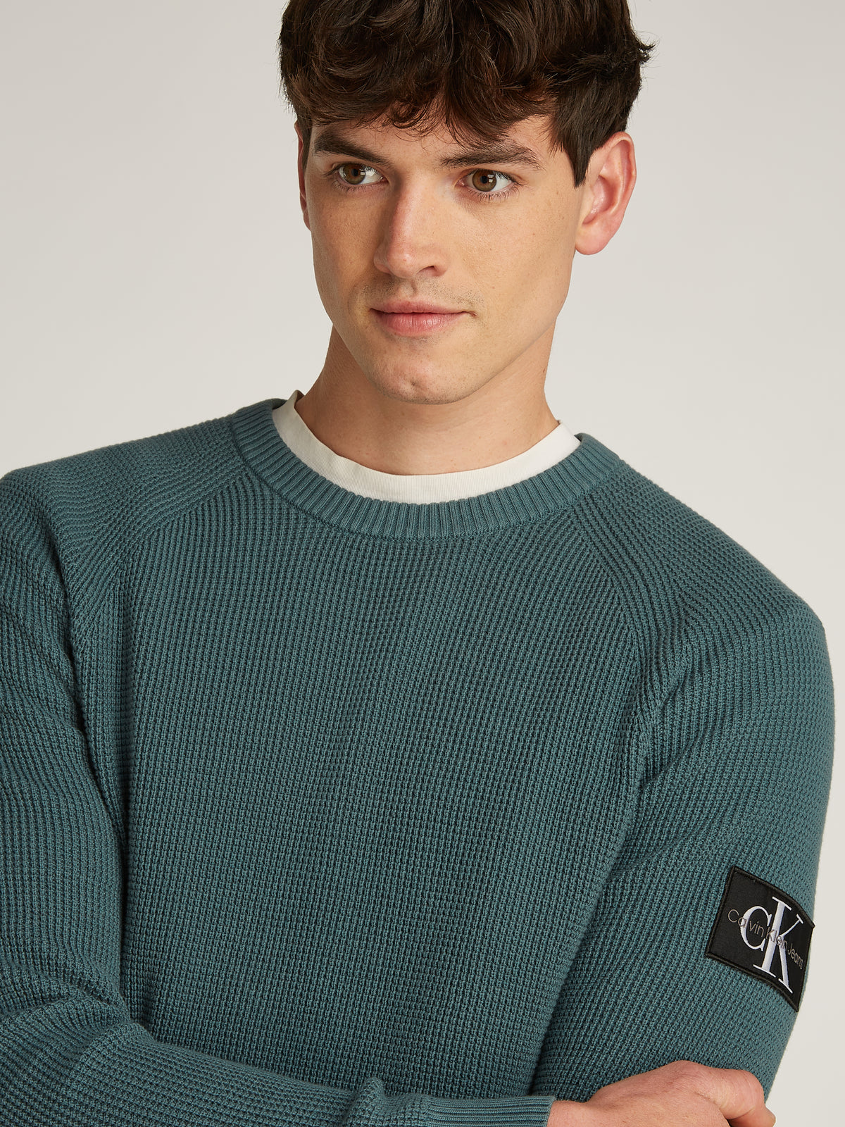 Calvin Klein Badge Easy Sweater. Featuring the iconic badge design, this soft long sleeve sweat crew offers casual comfort for any occasion.