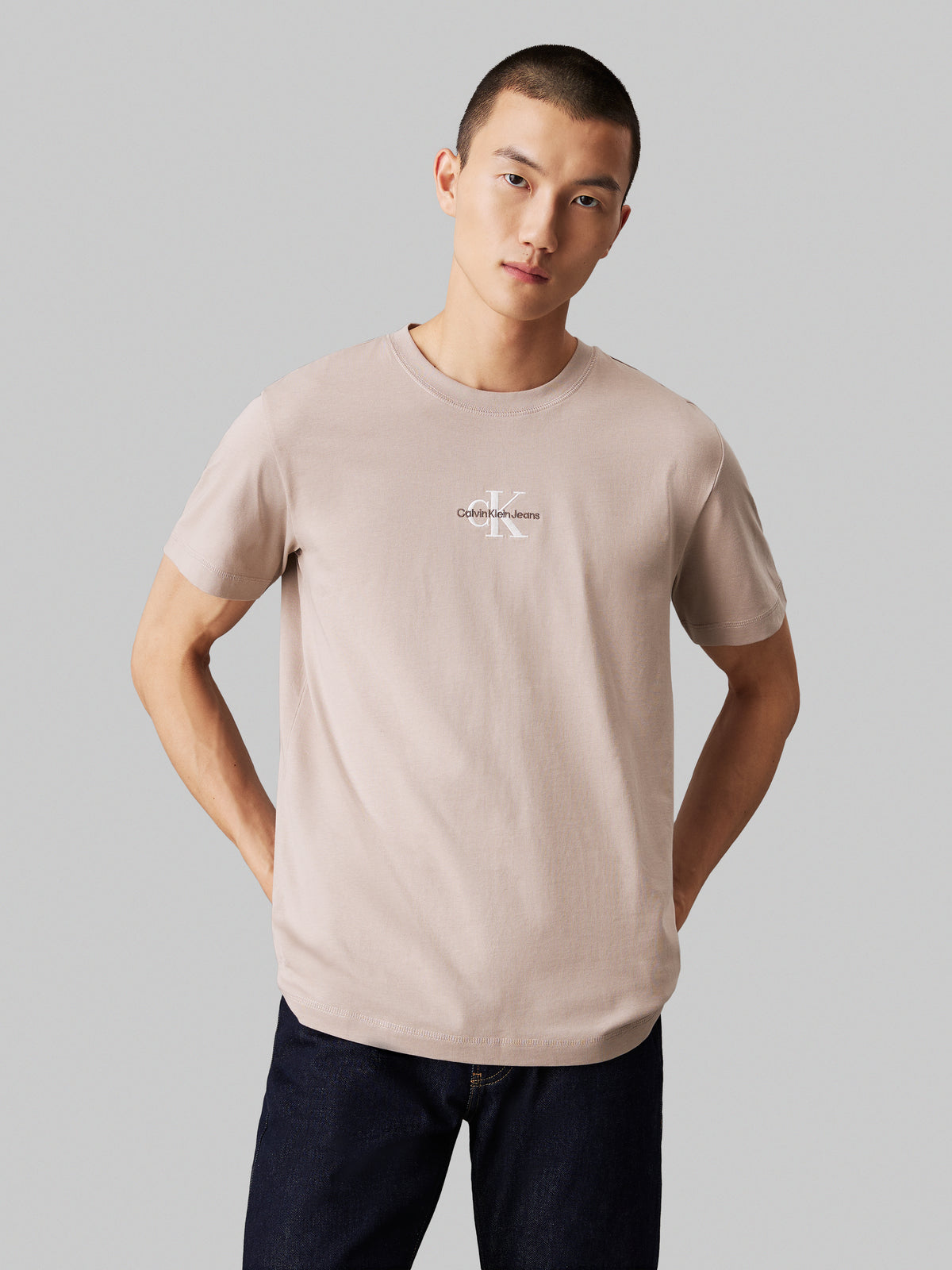 Calvin Klein Jeans Monologo Tee offers a fresh take on the classic crew neck t-shirt. Made from soft, breathable cotton