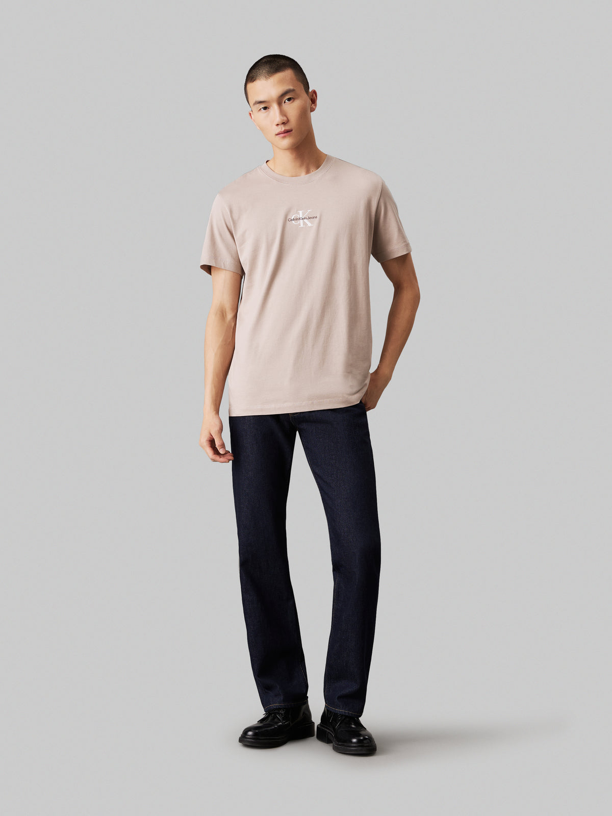 Calvin Klein Jeans Monologo Tee offers a fresh take on the classic crew neck t-shirt. Made from soft, breathable cotton