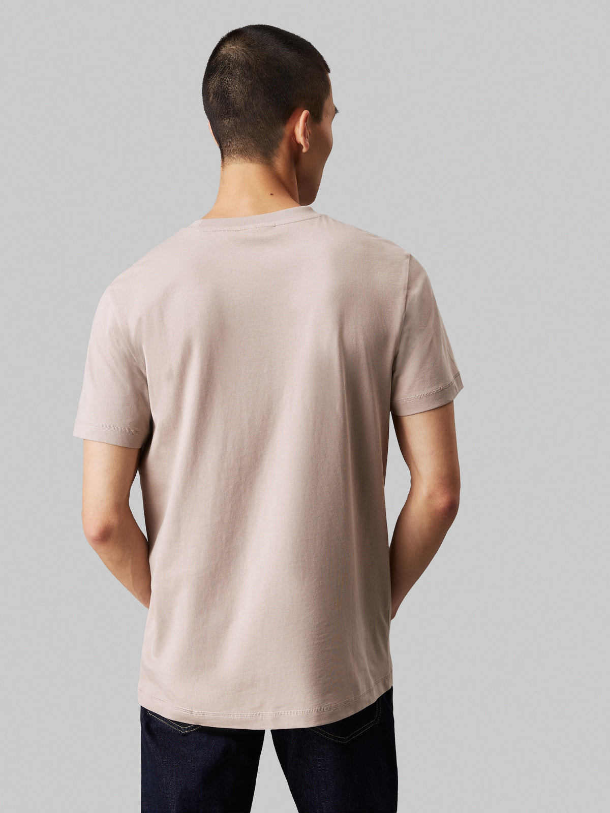 Calvin Klein Jeans Monologo Tee offers a fresh take on the classic crew neck t-shirt. Made from soft, breathable cotton