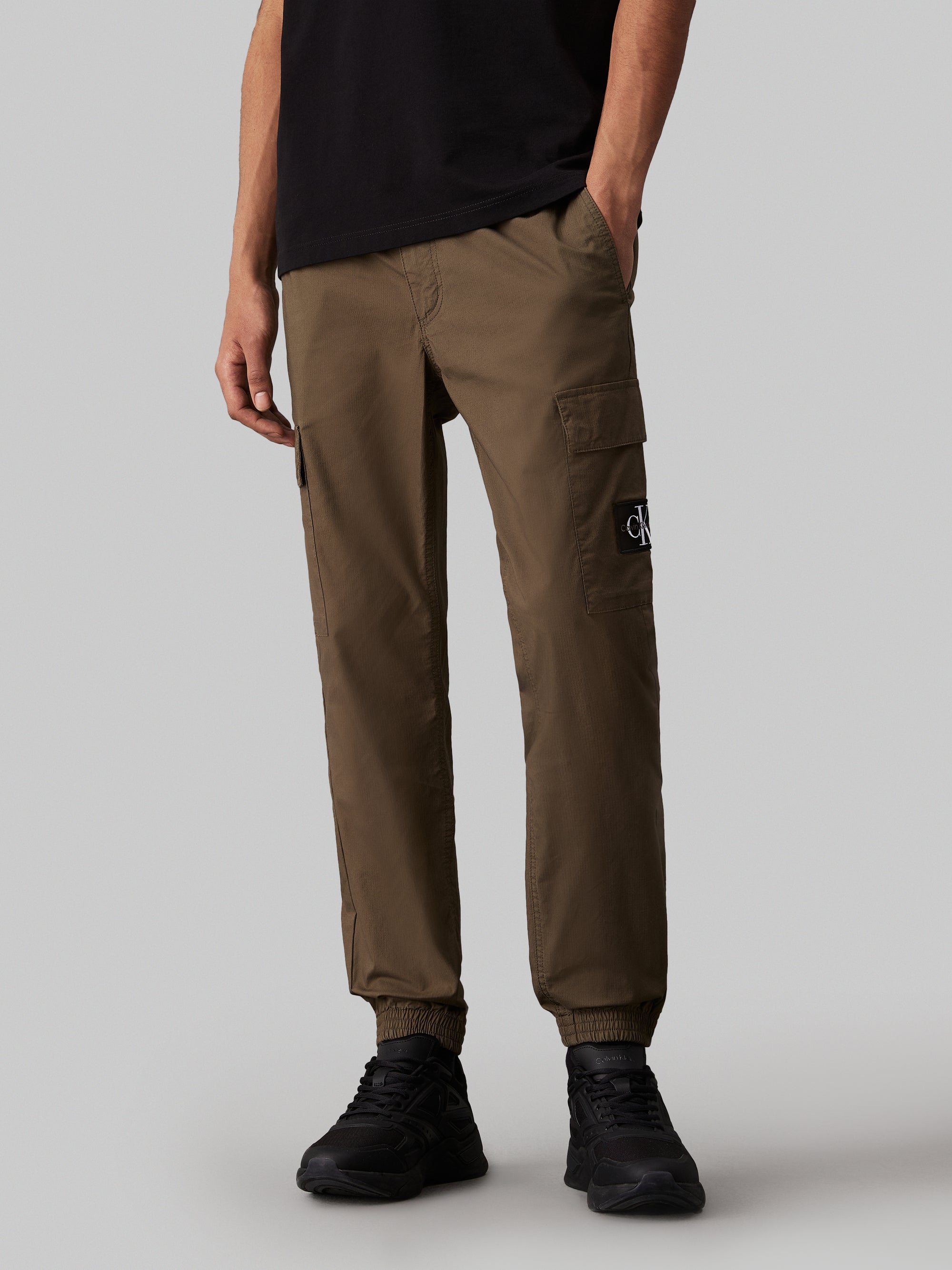 Calvin Klein Jeans Skinny Cargo combines the rugged utility of cargo pants with the sleek fit of skinny jeans. Made from high-quality denim, these jeans offer both durability and style