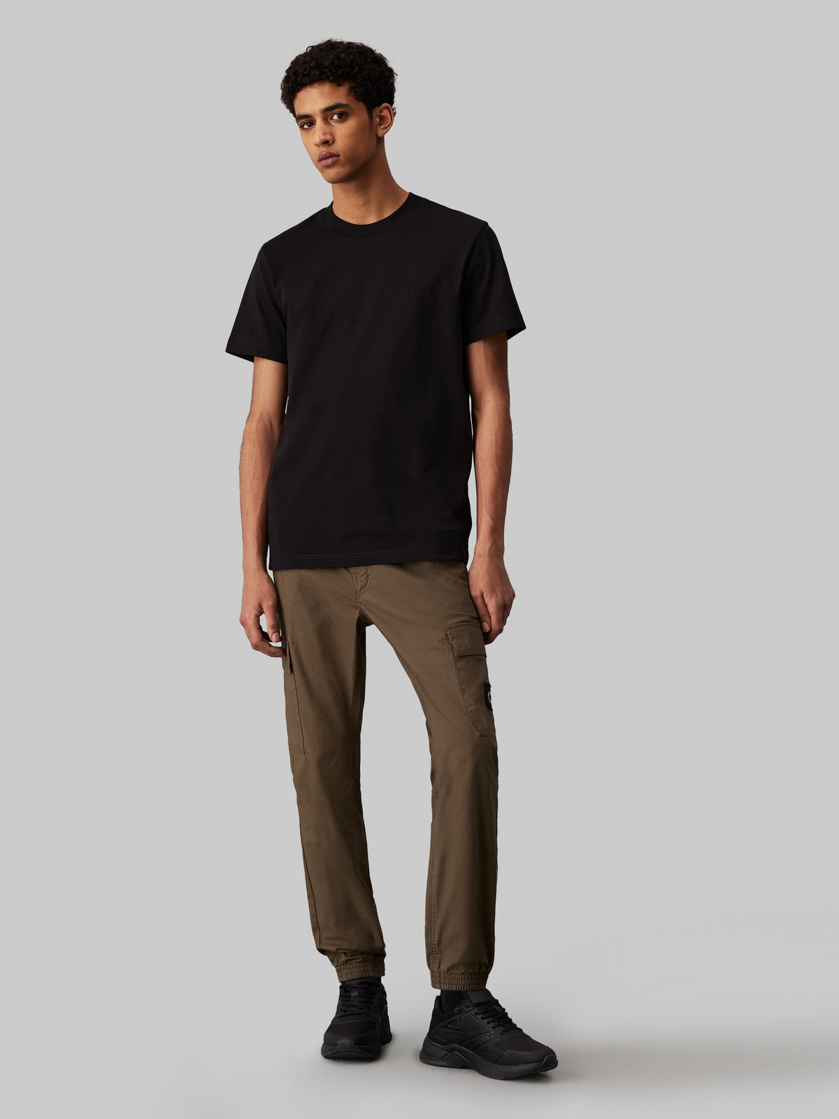 Calvin Klein Jeans Skinny Cargo combines the rugged utility of cargo pants with the sleek fit of skinny jeans. Made from high-quality denim, these jeans offer both durability and style