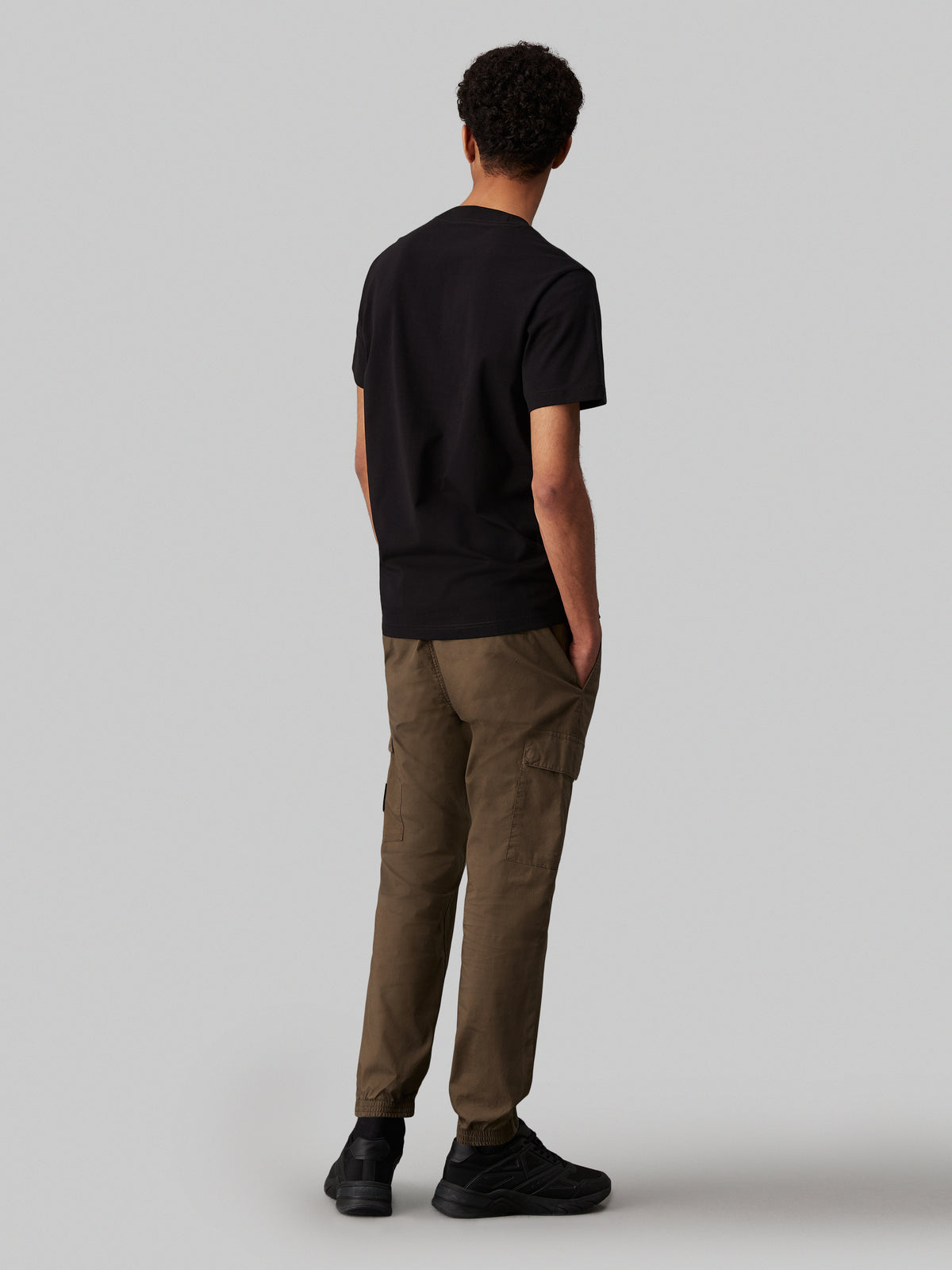 Calvin Klein Jeans Skinny Cargo combines the rugged utility of cargo pants with the sleek fit of skinny jeans. Made from high-quality denim, these jeans offer both durability and style