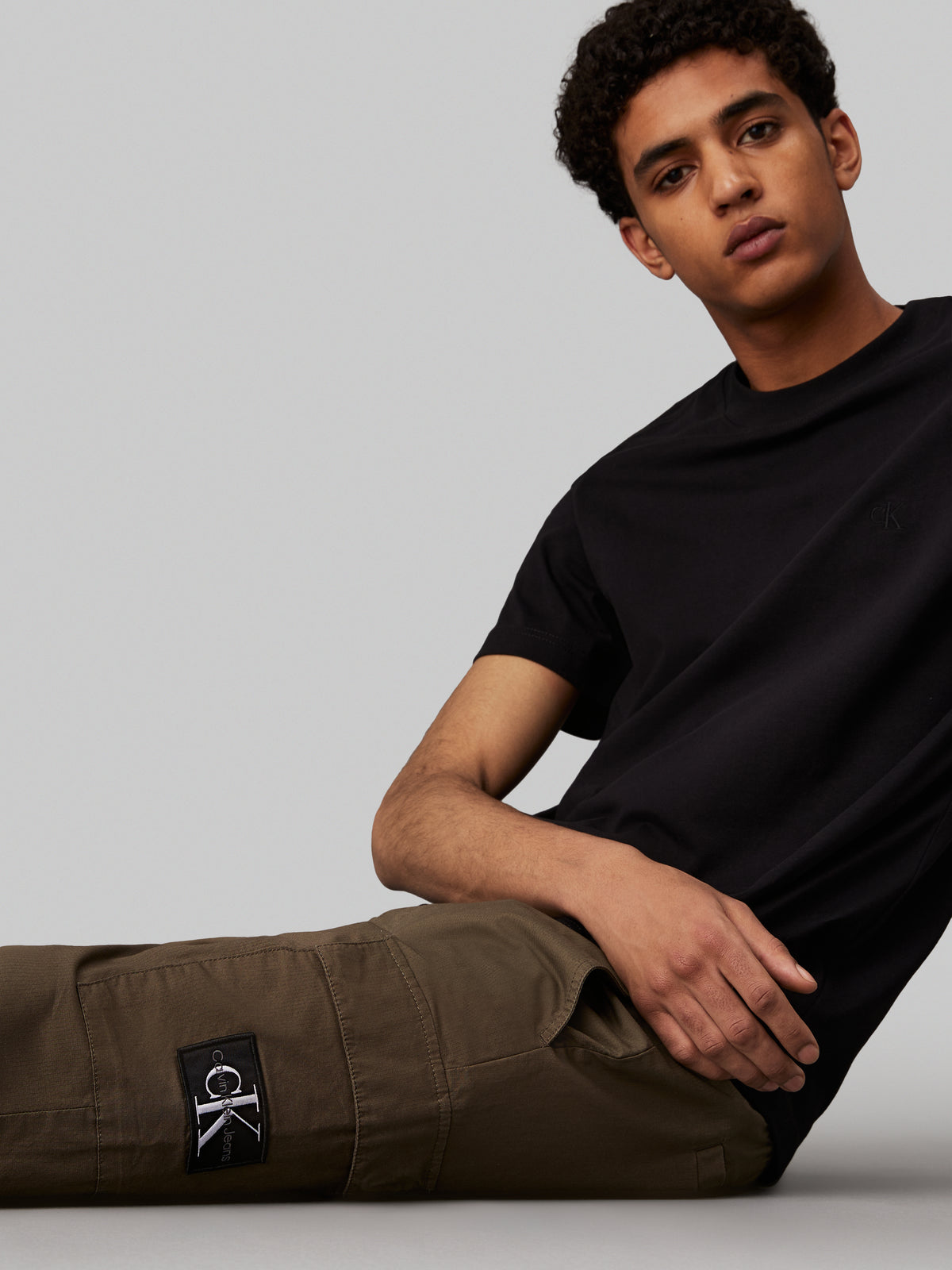 Calvin Klein Jeans Skinny Cargo combines the rugged utility of cargo pants with the sleek fit of skinny jeans. Made from high-quality denim, these jeans offer both durability and style