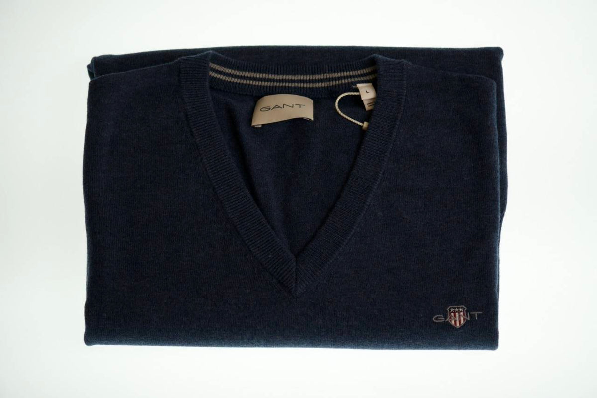 The GANT Cotton Vee Neck Jumper is a timeless knitwear essential designed for refined, all-season layering.