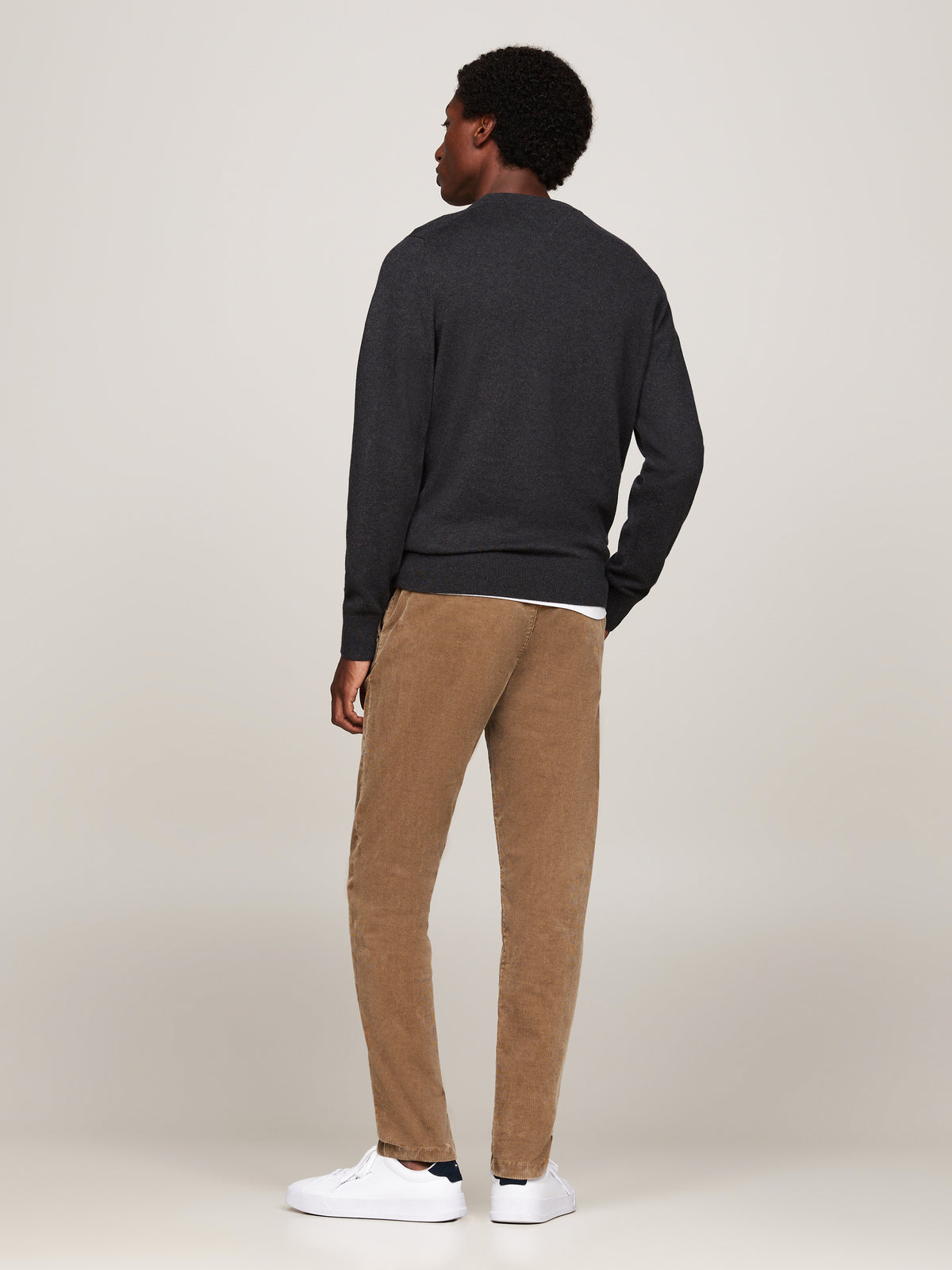 Elevate your knitwear collection with this versatile jumper – the heathered design is knitted from cotton with a touch of cashmere.