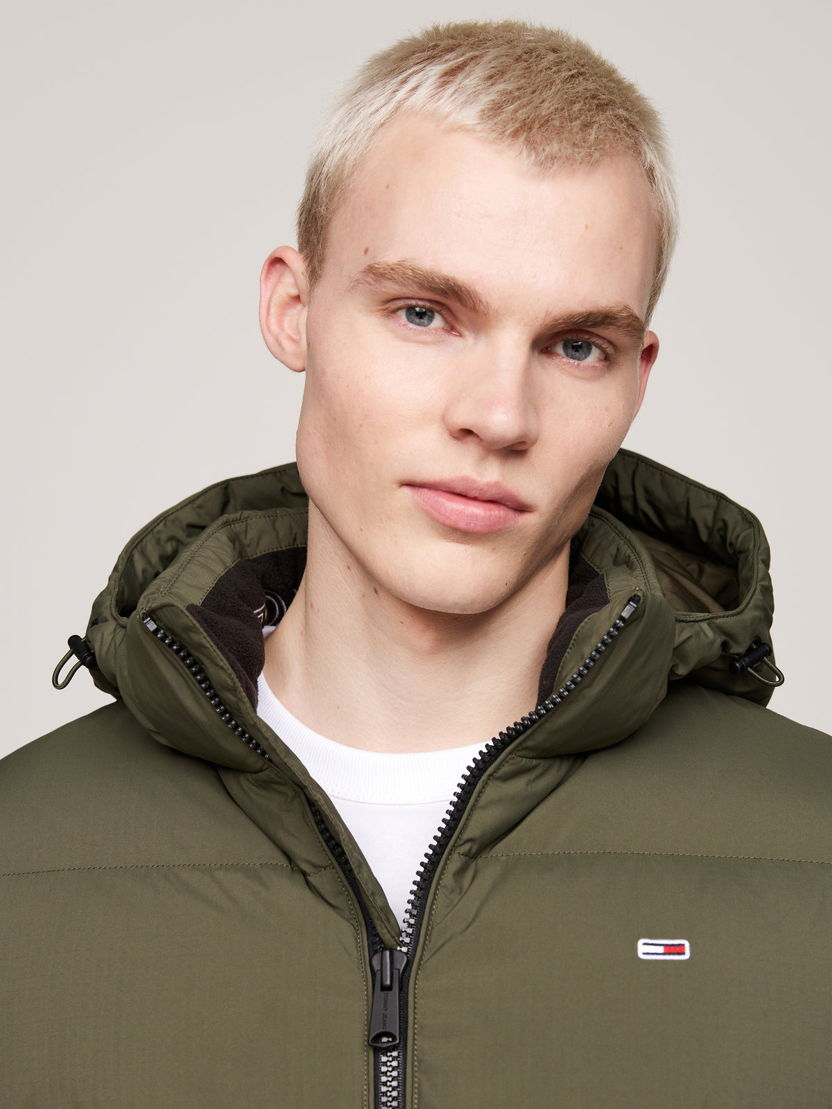 Tommy Jeans Essential Down Jacket. Featuring lightweight down insulation and a versatile design, this jacket is perfect for cold-weather comfort.