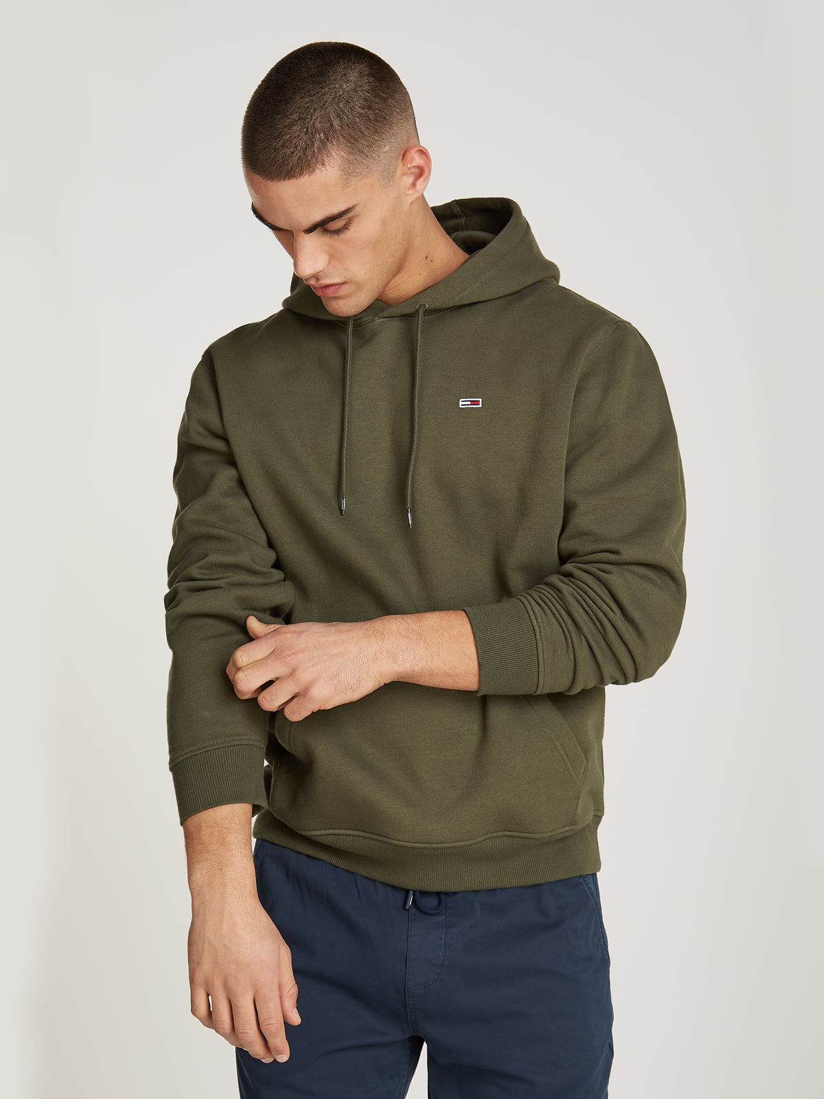 Tommy Jeans Flag Fleece Hoodie. Featuring soft fleece fabric and the iconic Tommy Jeans flag logo, this hoodie is perfect for everyday comfort and casual wear.