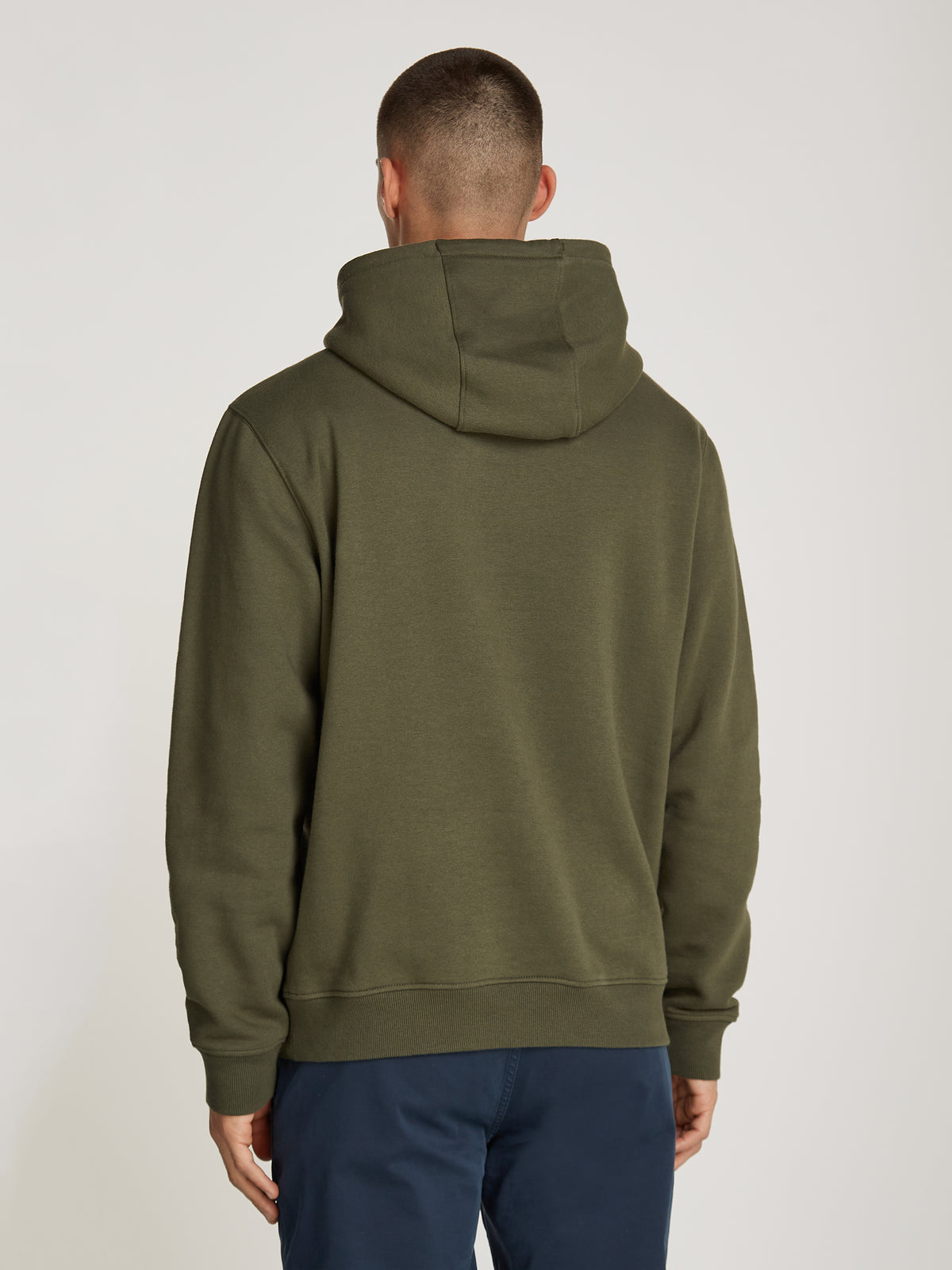 Tommy Jeans Flag Fleece Hoodie. Featuring soft fleece fabric and the iconic Tommy Jeans flag logo, this hoodie is perfect for everyday comfort and casual wear.