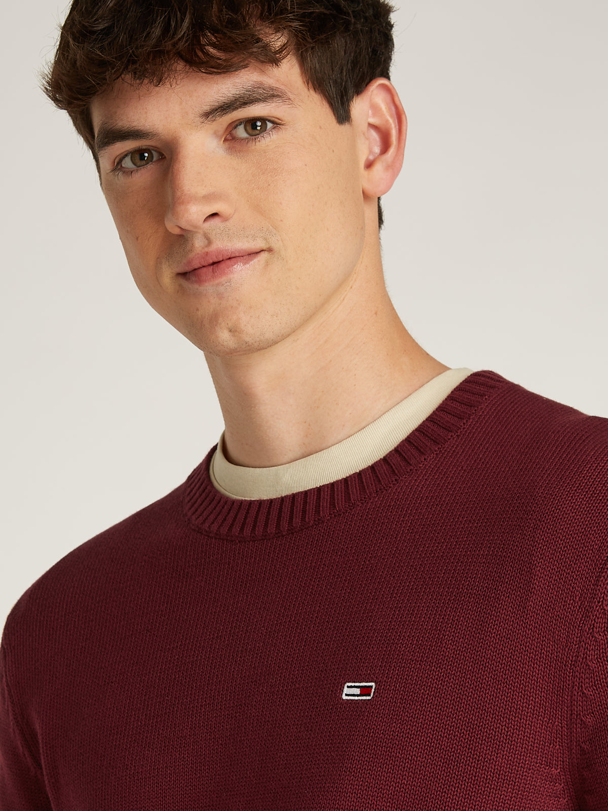 Tommy Jeans Essential Crew Sweater. Crafted from soft cotton, this versatile crew neck jumper is perfect for everyday wear