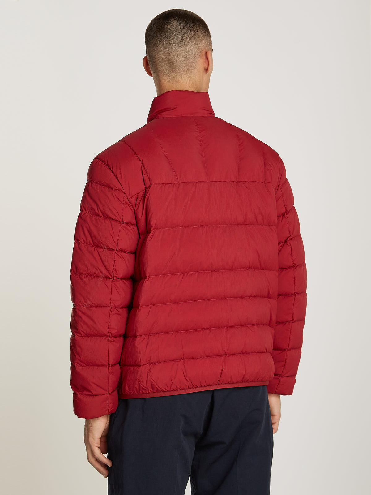  Tommy Jeans Packable Down Jacket, designed for both comfort and convenience. This lightweight jacket is filled with premium down insulation, providing exceptional warmth without the bulk. 