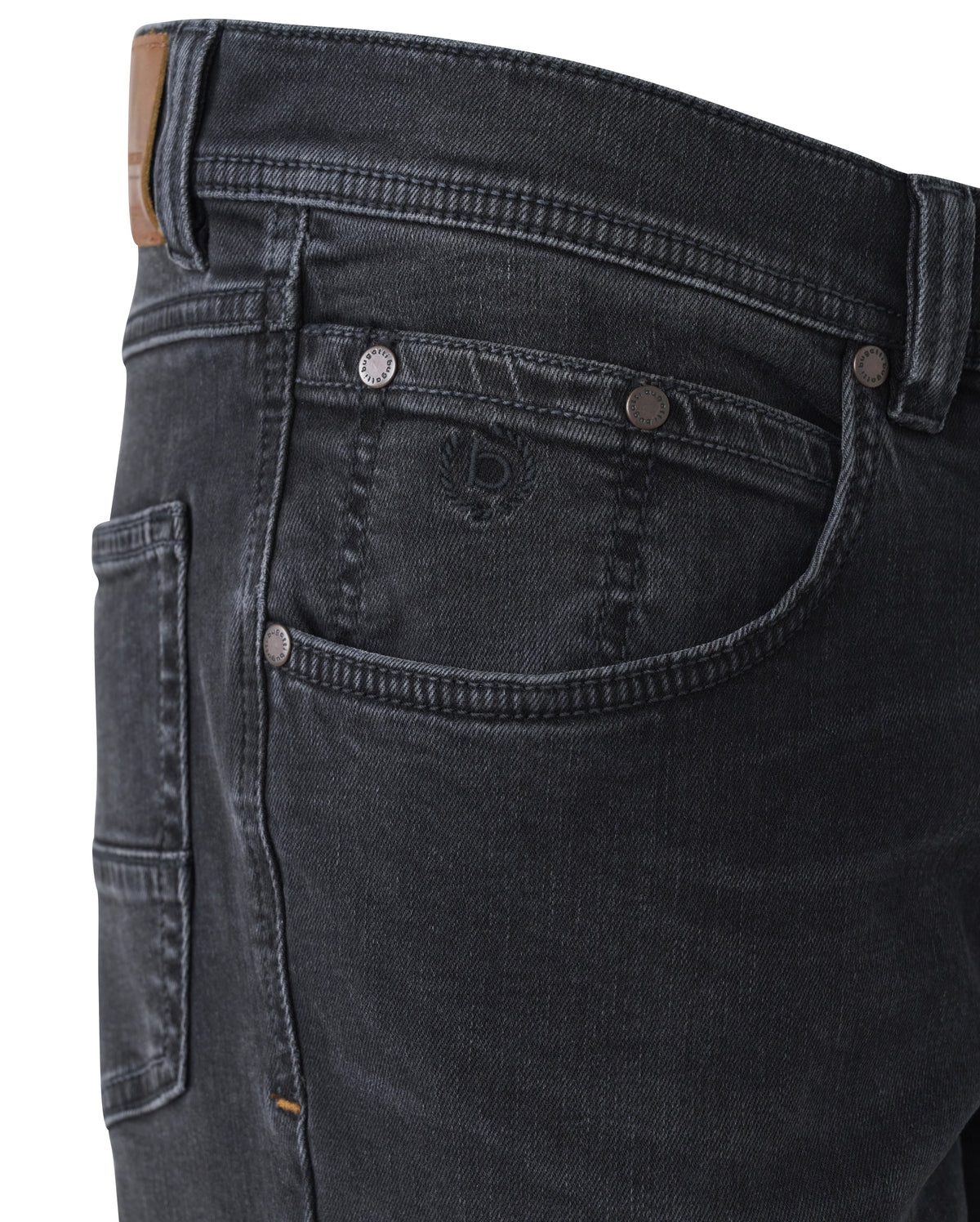 Bugatti Nevada Jean offers a perfect blend of comfort, style, and durability, making it a versatile choice for any casual wardrobe. 