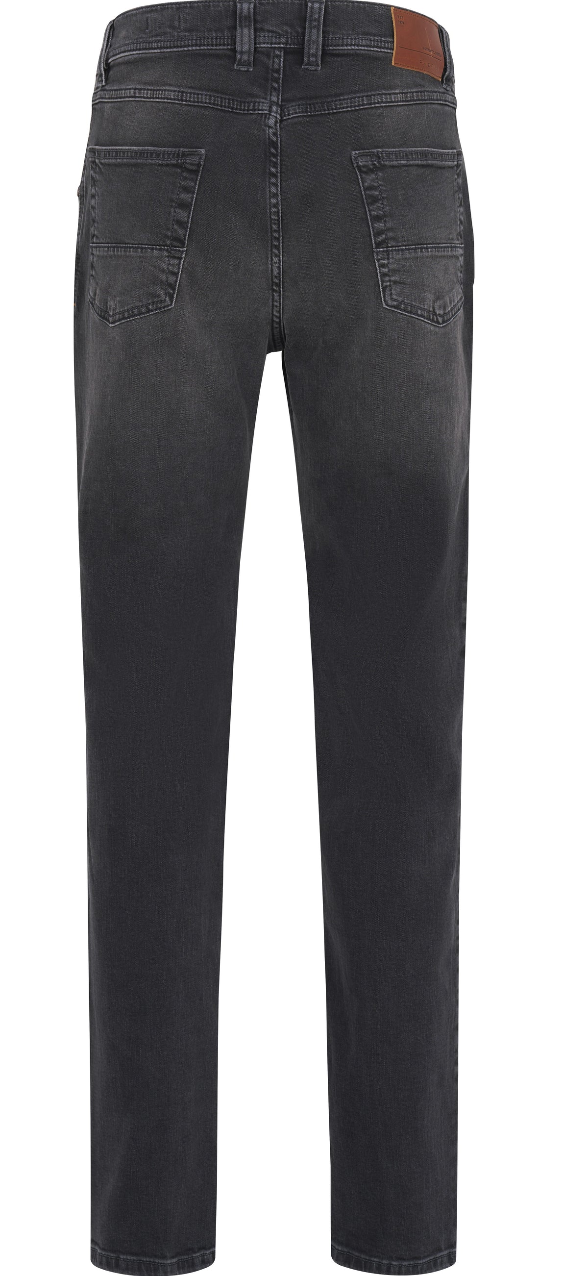 Bugatti Nevada Jean offers a perfect blend of comfort, style, and durability, making it a versatile choice for any casual wardrobe. 